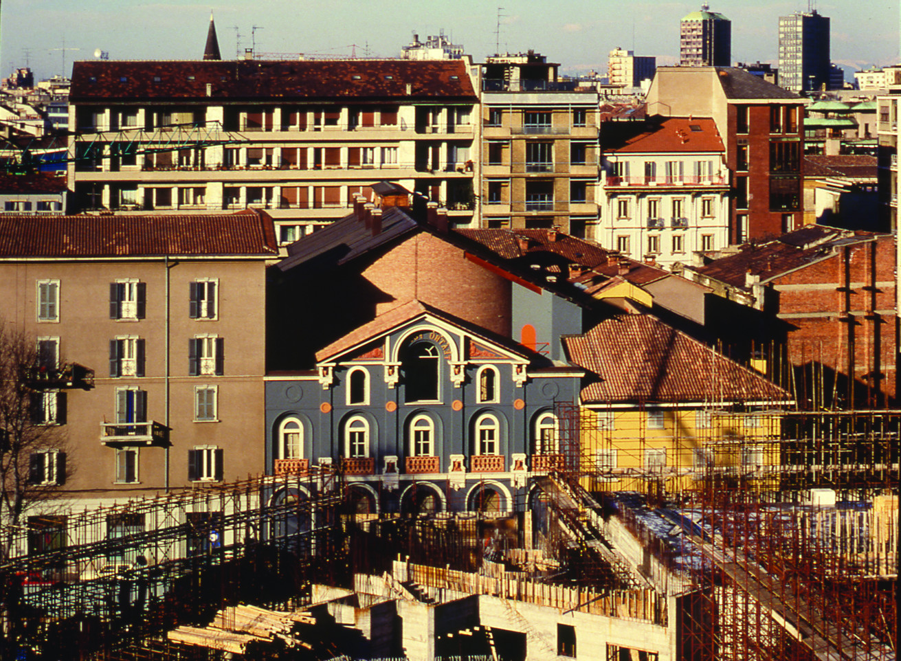 Figure 4. The gray facade of the Fossati Theater in front of the construction site of the Piccolo Teatro's new headquarters
