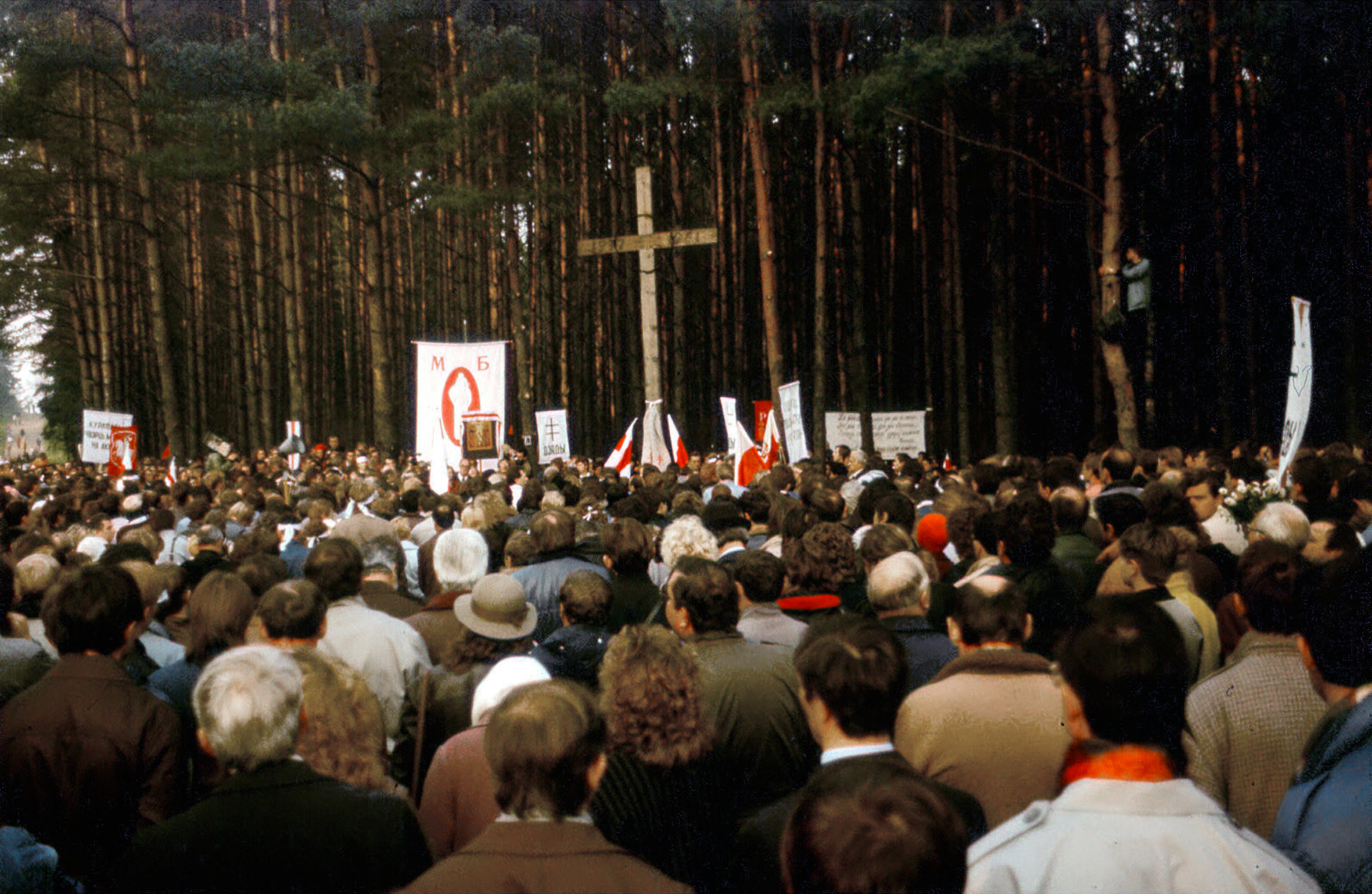 Figure 2. Commemorative rally in Kurapaty, 1989. Valer Pałściuk, Family archive. Under the CC creative license, CC BY-SA 3.0
