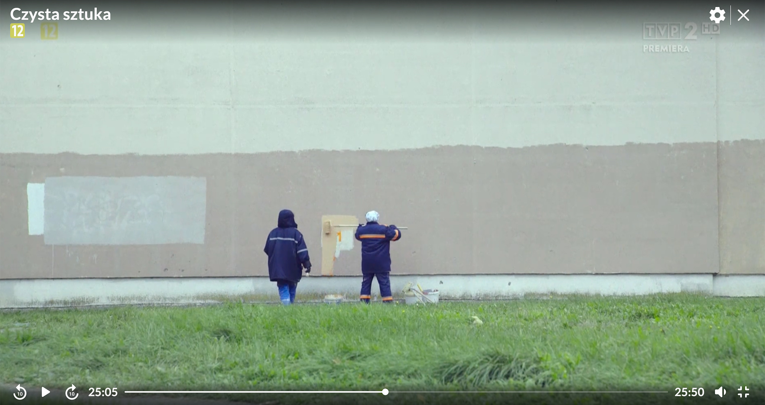 Figure 3. Municipal workers expanding the pastel-patchwork, a still from Czysta Sztuka (2019)