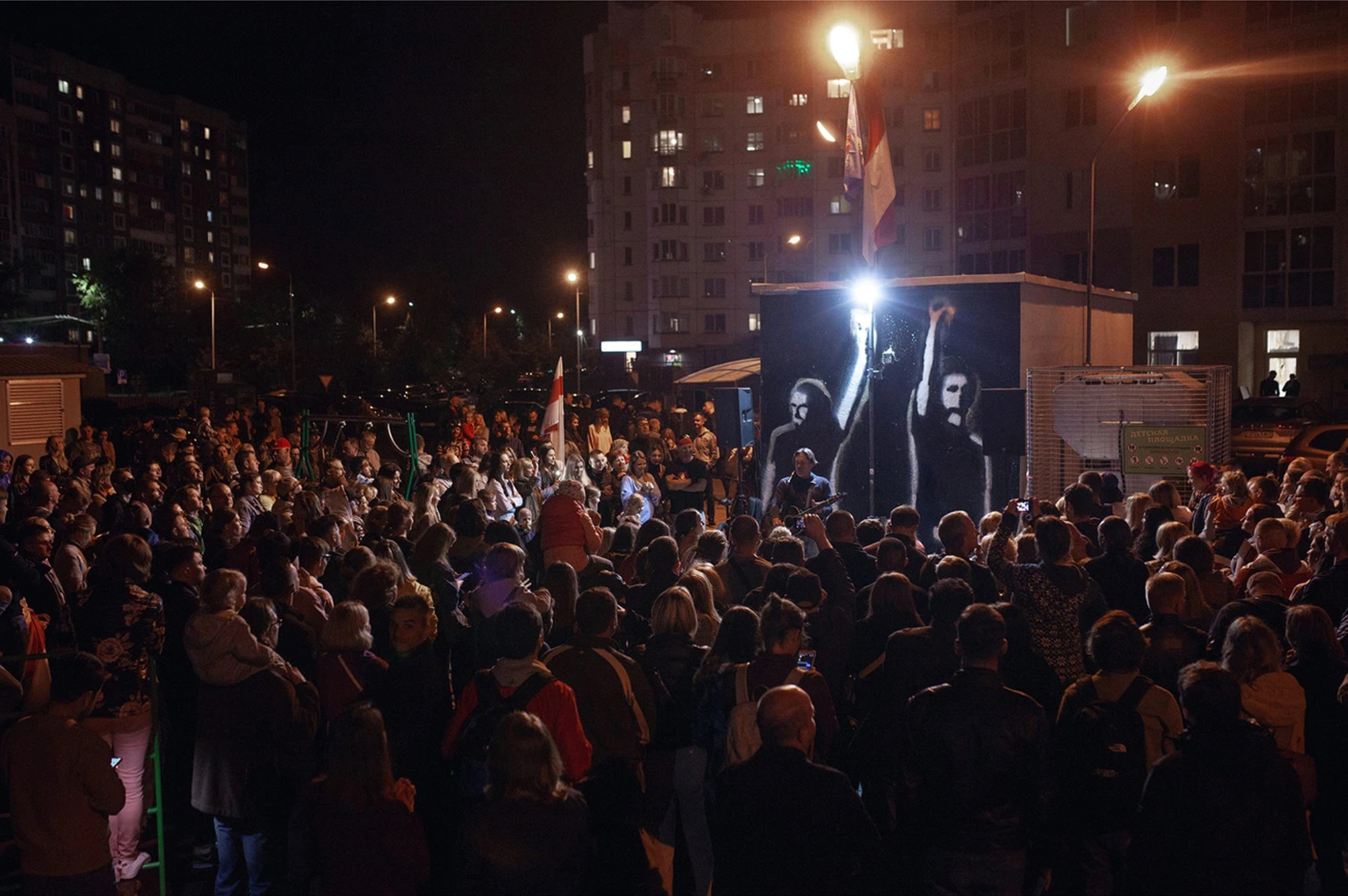 Figure 6. Evening concerts around the mural, from https://en.squareofchanges.net/