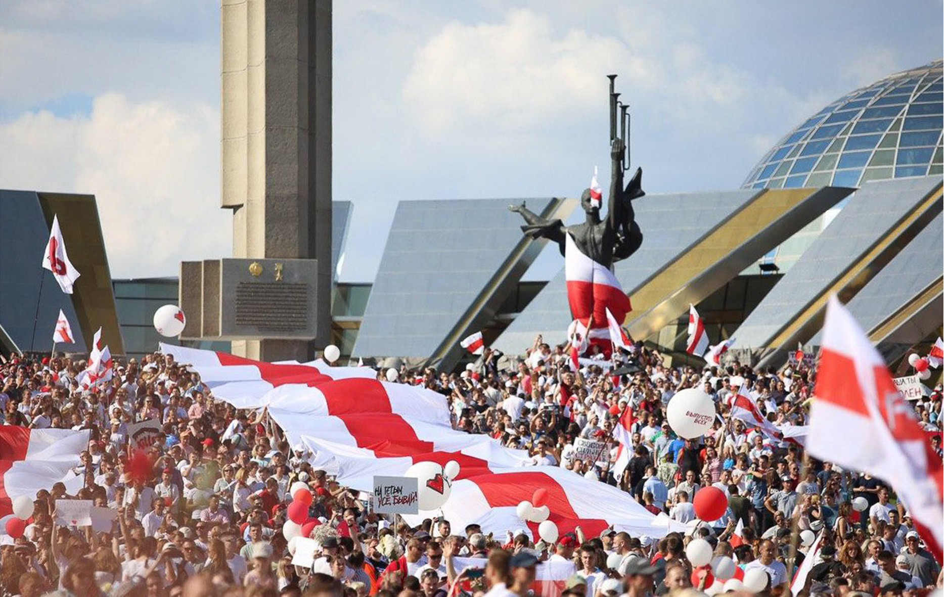 Figure 7. Motherland monument wrapped in white-red-white flag during August 16, 2020 rally, archive of Zerkalo.io, https://news.zerkalo.io/economics/1644.html