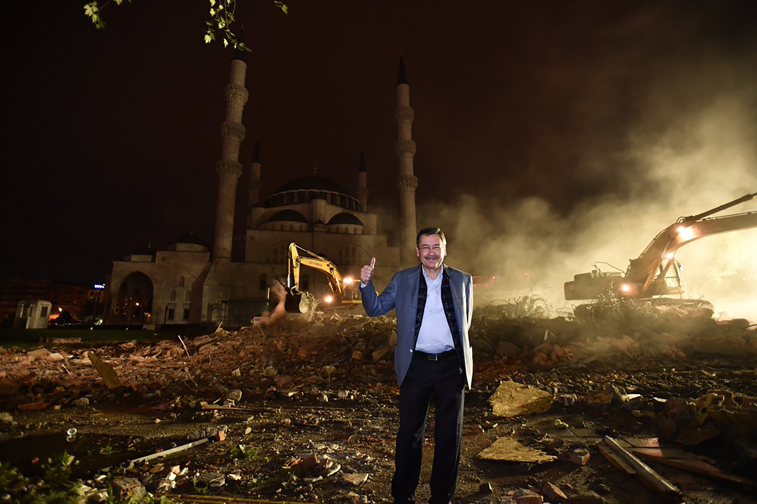 Figure 9. The famous photograph of the former mayor of Ankara Metropolitan City during the destruction of İller Bankası. 2022. Ankapark: Politik imge olarak yıkıntı. GazeteDuvar, 28 July [online access at https://www.gazeteduvar.com.tr/ankapark-politik-imge-olarak-yikinti-makale-1575000]