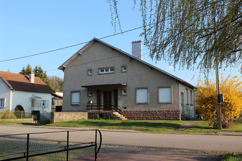 Figure 8a and 8b. Saulcy-sur-Meurthe. The presbytery before (on the left) and after (on the right) the external isolation with polystyrene panels and coating, 2019-2021 (photograph by the authors)