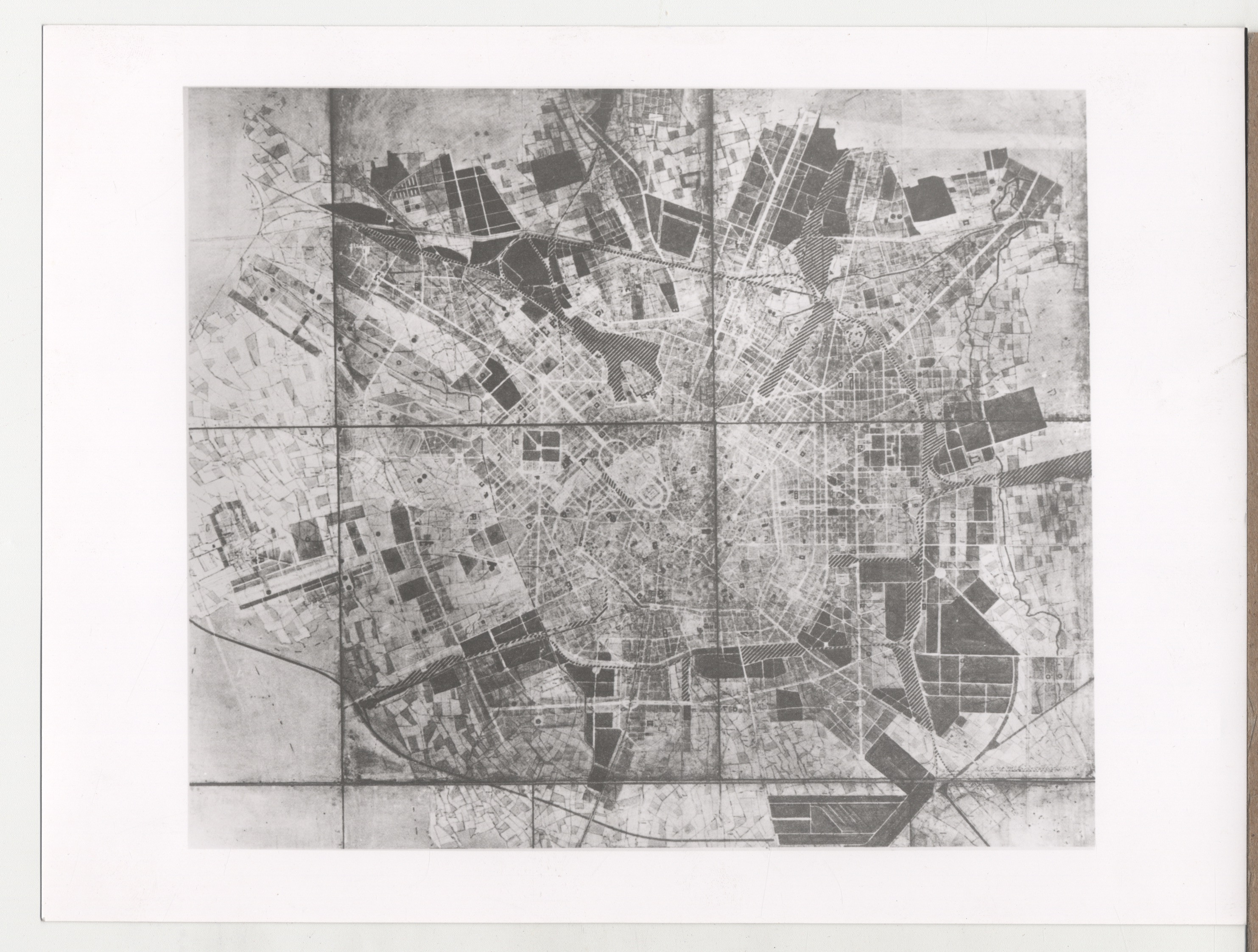 Figure 9. PRG of Milan, area outside the ring road, project of the urban planning division, 1944-45. Luigi Lorenzo Secchi Archives Fund. Unit: Section A, 18, File 2, Historical Archives and Museum Activities Service, Politecnico di Milano, ACL