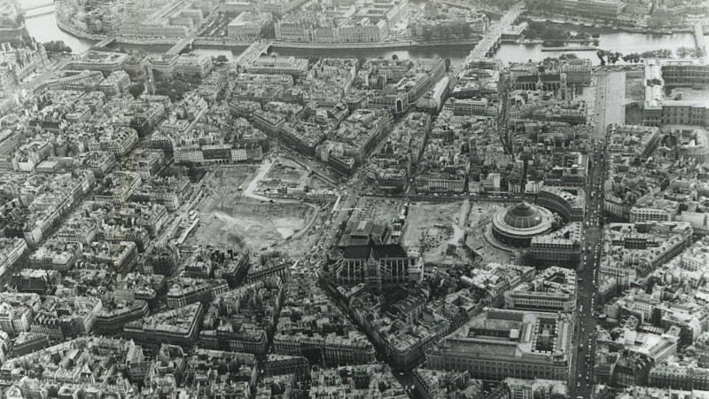 Figure 2. Vue aérienne du chantier des halles, direction des services techniques de la préfecture de Police, 1514W 99, 22 octobre 1973 (Atelier parisien d’urbanisme, secteur des halles)